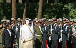 في ظل توتر سعودي إيراني .. الشيخ حمد بن خليفة يلتقي أحمدي نجاد في طهران ويؤكد انفتاحه على تعاون يعزز العلاقات الخليجية الإيرانية