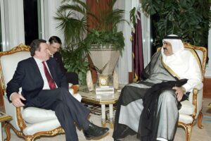 في أول زيارة إلى الدوحة.. أمير قطر يبحث مع شرودر التعاون الثنائي وتطورات لبنان وفلسطين