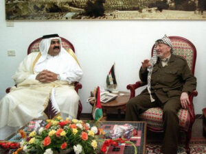 خلال زيارة تاريخية إلى غزة.. أمير قطر يبحث مع ياسر عرفات تطورات عملية السلام ودعم قضية فلسطين