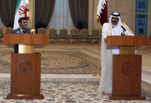 خلال مؤتمر صحفي مع نجاد بالدوحة.. أمير قطر: العرب والمسلمون أمام مسؤولية تاريخية لفك حصار غزة