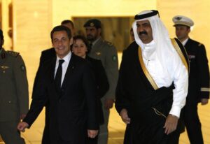 خلال زيارة الرئيس الفرنسي للدوحة.. أمير قطر يشهد توقيع 7 اتفاقيات مع فرنسا ويكرم ساركوزي بقلادة الاستقلال
