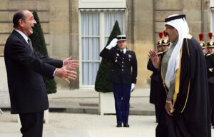 خلال زيارته إلى فرنسا.. أمير قطر يبحث مع شيراك تفعيل الشراكة الثقافية وتعزيز التعاون الثنائي بين البلدين