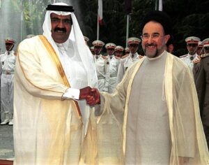 في أول قمة ثنائية لأمير قطري منذ الثورة الإسلامية.. الشيخ حمد بن خليفة يلتقي القيادة الإيرانية ويؤكد رغبة بلاده في توسيع التعاون مع طهران