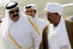 أمير قطر يبحث في الخرطوم “خطوات عملية” لدعم اتفاق دارفور والبشير يعفو عن معتقلين تقديرا لسموه