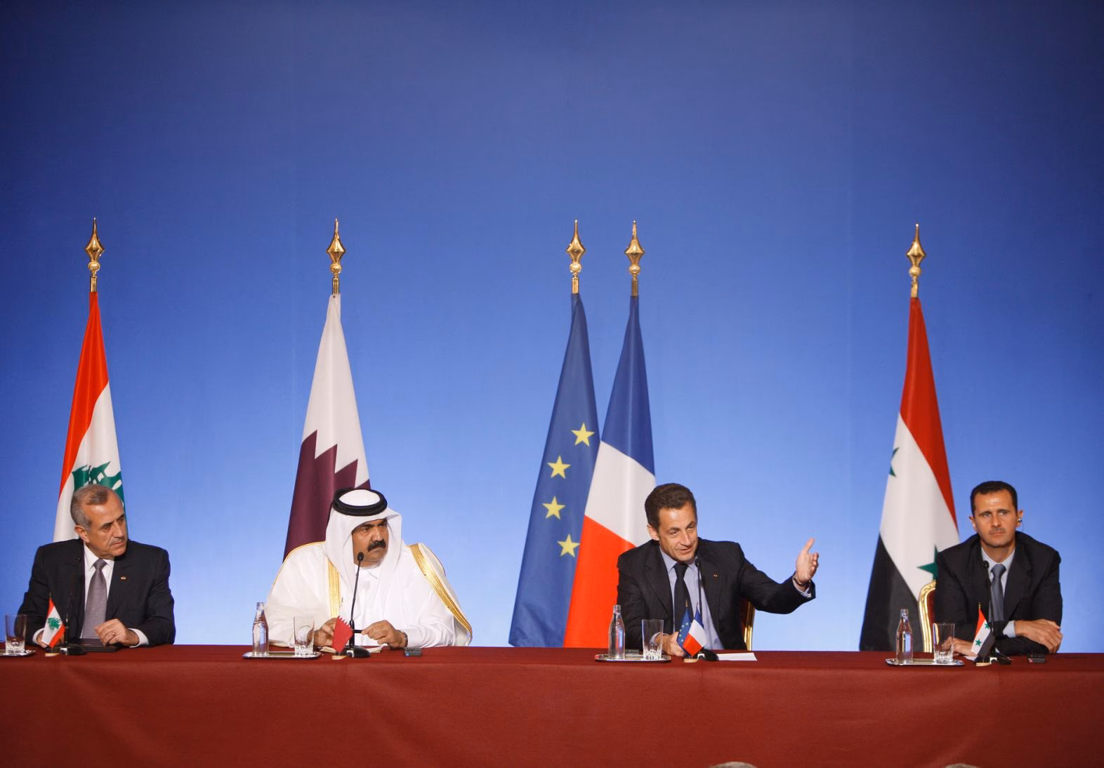 حمد بن جاسم وساركوزي و بشار الأسد و ميشال سليمان.