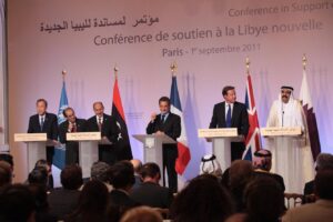 في ختام مؤتمر باريس حول مستقبل ليبيا.. أمير قطر يدعو الليبيين إلى طي صفحة الانتقام والانطلاق نحو المستقبل