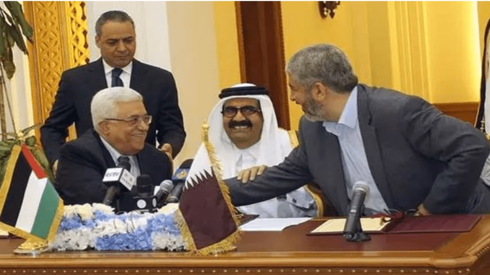 حمد بن خليفة ومحمود عباس وخالد مشعل