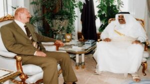 خلال لقائهما بالدوحة.. أمير قطر يبحث مع عزة الدوري تطورات الأزمة العراقية