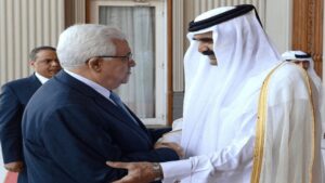 خلال لقائهما في الدوحة.. أمير قطر يبحث مع محمود عباس مبادرة السلام العربية