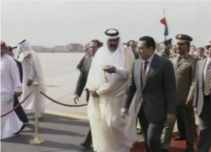 في أول زيارة منذ توليه الحكم.. أمير قطر يبحث مع مبارك المستجدات العربية وتعزيز العلاقات الثنائية