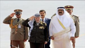 خلال لقاء في الدوحة .. أمير قطر يلتقي نبيل شعث ضمن تحركات لكسر الحصار عن عرفات