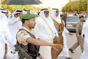 أمير قطر يشارك في تشييع جثمان الملك فهد ويقدم التعازي للشعب السعودي