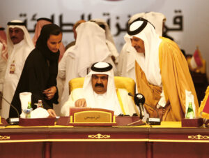 سمو الأمير الشيخ حمد بن خليفة آل ثاني يترأس القمة العربية الطارئة بشأن غزة في الدوحة