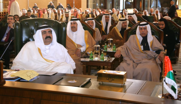 سمو الأمير الشيخ حمد بن خليفة آل ثاني يشارك في القمة العربية الاقتصادية والتنموية والاجتماعية الأولى في دولة الكويت