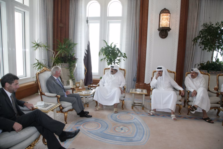 سمو الأمير الشيخ حمد بن خليفة آل ثاني يستقبل وفداً من رجال الأعمال البريطانيين في الدوحة
