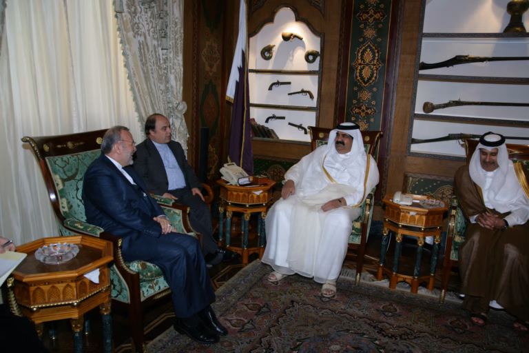 سمو الأمير الشيخ حمد بن خليفة آل ثاني يستقبل وزير الخارجية الإيراني في الدوحة