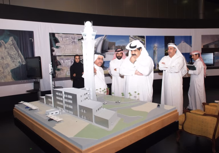 سمو الأمير الشيخ حمد بن خليفة آل ثاني وسمو الشيخة موزا بنت ناصر يشهدان عرضاً لمشروع مطار الدوحة الجديد