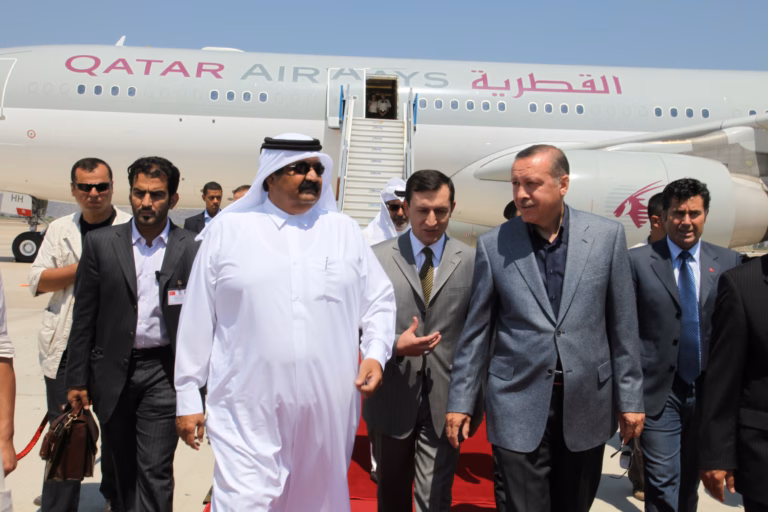 سمو الأمير الشيخ حمد بن خليفة آل ثاني يلتقي رئيس وزراء الجمهورية التركية رجب طيب أردوغان في تركيا
