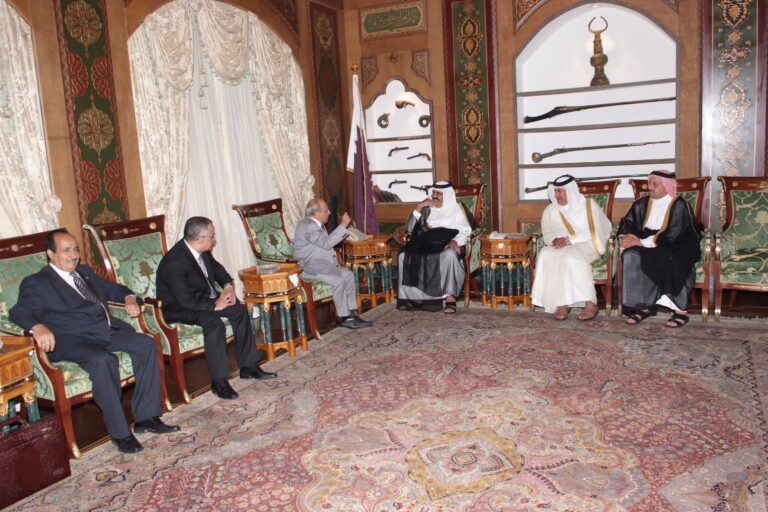 سمو الأمير الشيخ حمد بن خليفة آل ثاني يستقبل مستشار رئيس الجمهورية اليمنية في الدوحة