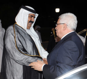 سمو الأمير الشيخ حمد بن خليفة آل ثاني يستقبل رئيس السلطة الوطنية الفلسطينية محمود عباس في الدوحة
