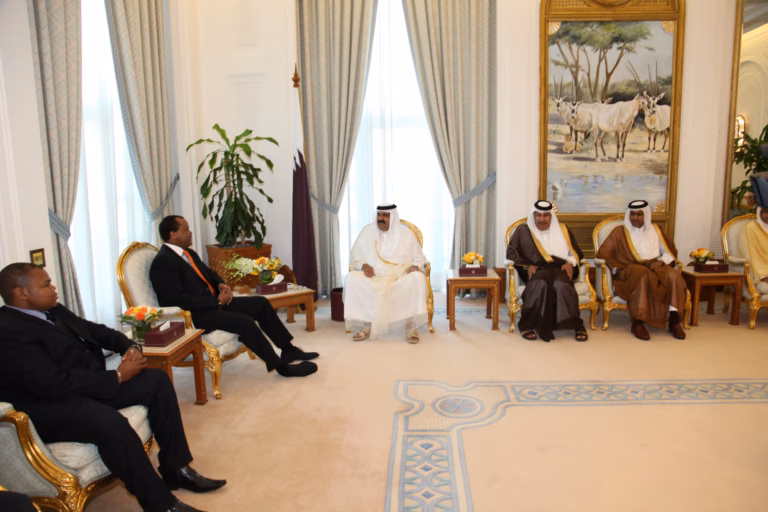 سمو الأمير الشيخ حمد بن خليفة آل ثاني يستقبل ملك مملكة سوازيلاند في الدوحة