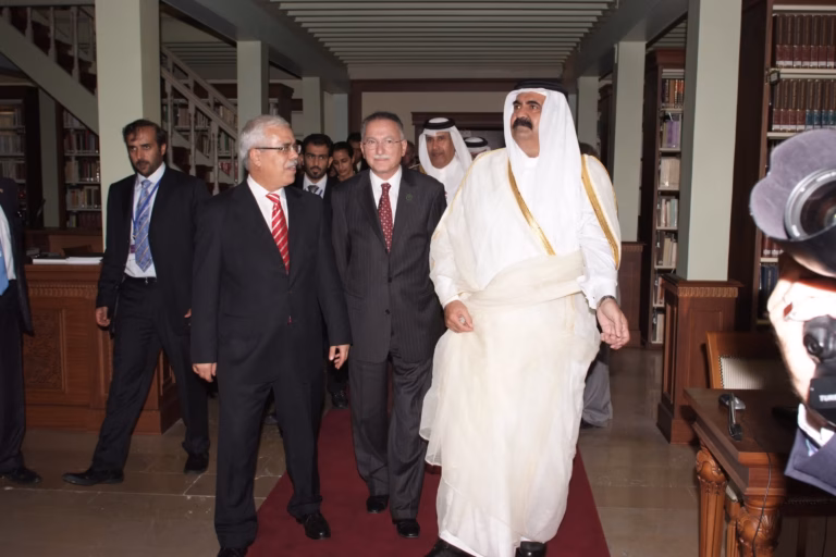 سمو الأمير الشيخ حمد بن خليفة آل ثاني يزور مركز الأبحاث للتاريخ والثقافة الإسلامية في إسطنبول
