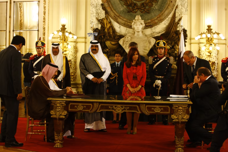سمو الأمير الشيخ حمد بن خليفة آل ثاني يشهد توقيع اتفاقية التعاون الاقتصادي والتجاري والفني بين دولة قطر وجمهورية الأرجنتين