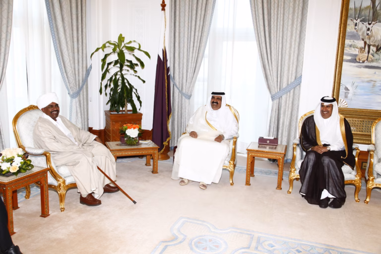 سمو الأمير الشيخ حمد بن خليفة آل ثاني يستقبل رئيس جمهورية السودان في الدوحة
