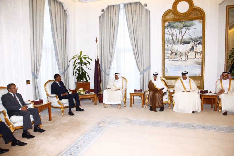 سمو الأمير الشيخ حمد بن خليفة آل ثاني يستقبل رئيس دولة إريتريا في الدوحة