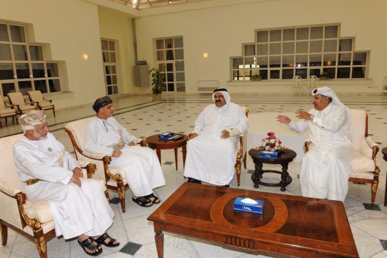 سمو الأمير الشيخ حمد بن خليفة آل ثاني يلتقي نائب رئيس مجلس الوزراء بسلطنة عُمان في مدينة سرت