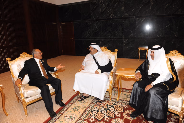 سمو الأمير الشيخ حمد بن خليفة آل ثاني يلتقي رئيس الجمهورية اليمنية في مدينة سرت