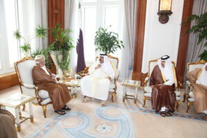 سمو الأمير الشيخ حمد بن خليفة آل ثاني يستقبل وزير خارجية سلطنة عُمان في الدوحة