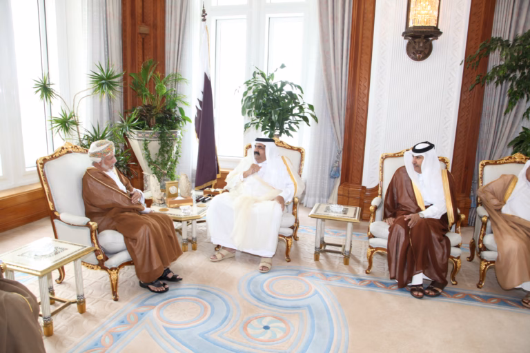 سمو الأمير الشيخ حمد بن خليفة آل ثاني يستقبل وزير خارجية سلطنة عُمان في الدوحة