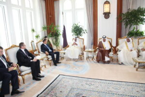 سمو الأمير الشيخ حمد بن خليفة آل ثاني يستقبل الرئيس التنفيذي ورئيس مجلس إدارة شركة غازبروم الروسية في الدوحة
