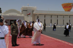 سمو الأمير الشيخ حمد بن خليفة آل ثاني يستقبل السلطان قابوس بن سعيد في الدوحة