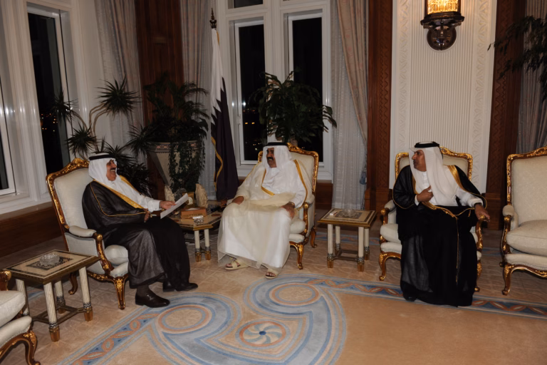 سمو الأمير الشيخ حمد بن خليفة آل ثاني يستقبل الأمير متعب بن عبدالله بن عبدالعزيز آل سعود في الدوحة