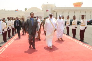 سمو الأمير الشيخ حمد بن خليفة آل ثاني يودع رئيس دولة إريتريا في الدوحة