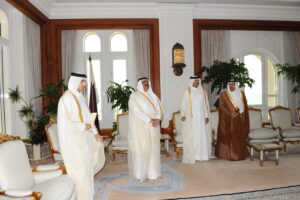 سمو الأمير الشيخ حمد بن خليفة آل ثاني يشهد أداء اليمين الدستورية لوزيري التجارة والأوقاف في الدوحة
