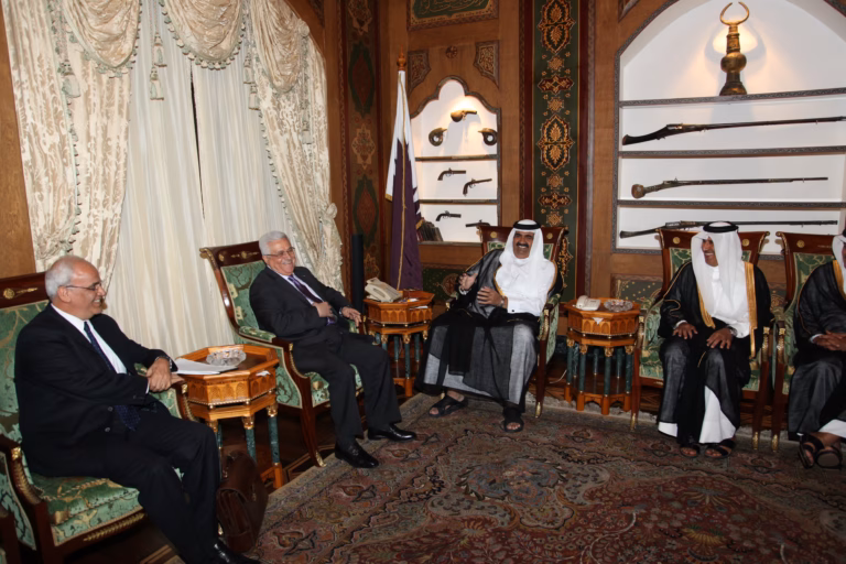 سمو الأمير الشيخ حمد بن خليفة آل ثاني يستقبل رئيس دولة فلسطين في الدوحة