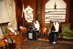 سمو الأمير الشيخ حمد بن خليفة آل ثاني يستقبل وزير خارجية سلطنة عُمان في الدوحة