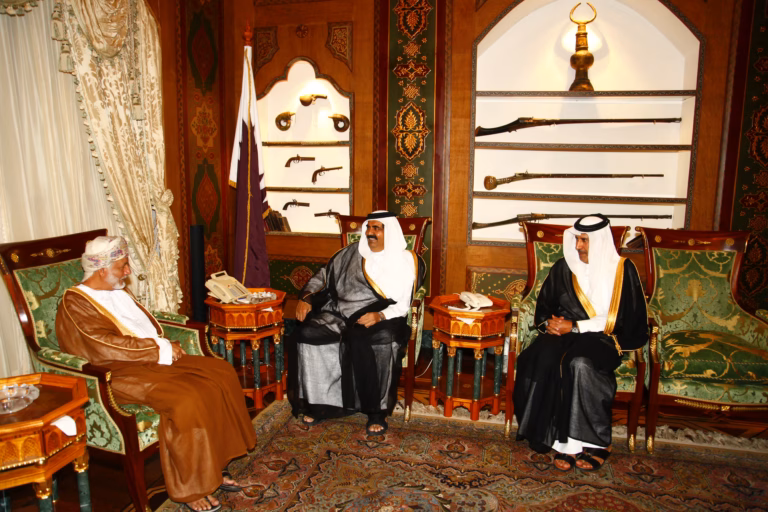 سمو الأمير الشيخ حمد بن خليفة آل ثاني يستقبل وزير خارجية سلطنة عُمان في الدوحة