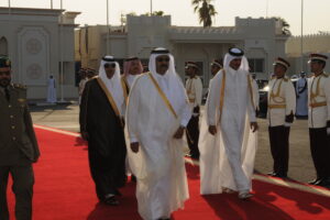 سمو الأمير الشيخ حمد بن خليفة آل ثاني يستقبل رئيس الجمهورية الإسلامية الإيرانية في مطار الدوحة