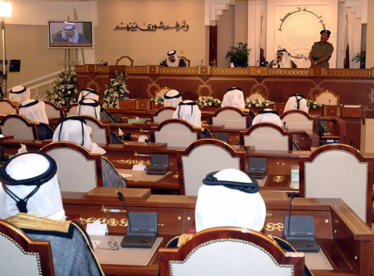 سمو الأمير الشيخ حمد بن خليفة آل ثاني يفتتح دور الانعقاد الثالث والثلاثين لمجلس الشورى في الدوحة