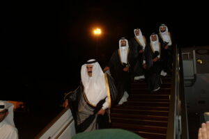 سمو الأمير الشيخ حمد بن خليفة آل ثاني يصل إلى أبوظبي لتقديم واجب العزاء في وفاة الشيخ زايد بن سلطان آل نهيان