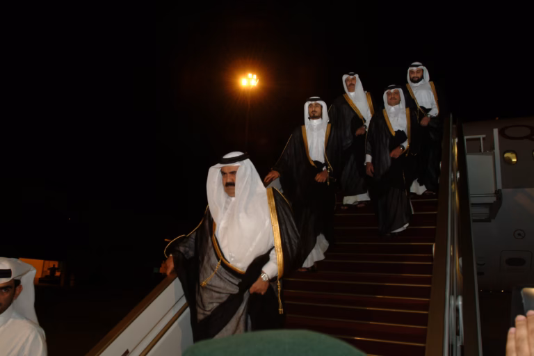 سمو الأمير الشيخ حمد بن خليفة آل ثاني يصل إلى أبوظبي لتقديم واجب العزاء في وفاة الشيخ زايد بن سلطان آل نهيان