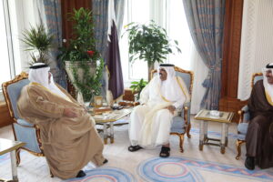 سمو الأمير الشيخ حمد بن خليفة آل ثاني يستقبل وزير خارجية مملكة البحرين في الدوحة