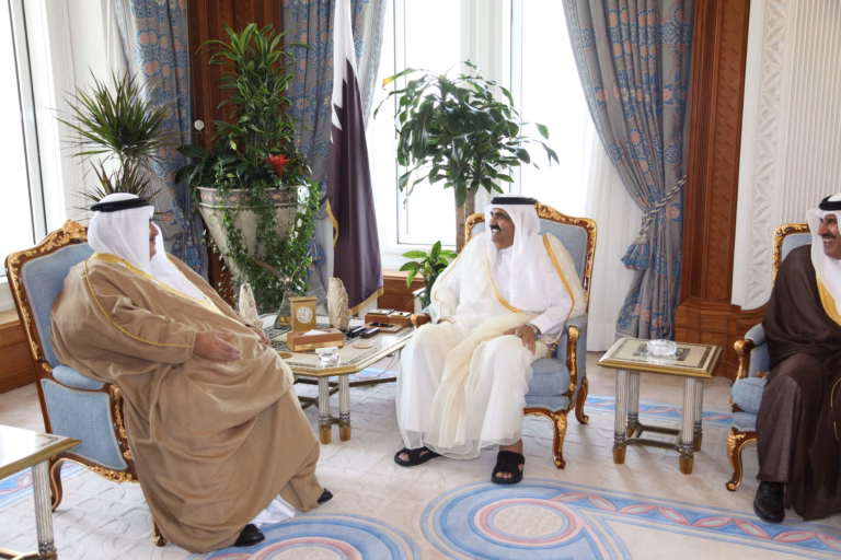 سمو الأمير الشيخ حمد بن خليفة آل ثاني يستقبل وزير خارجية مملكة البحرين في الدوحة