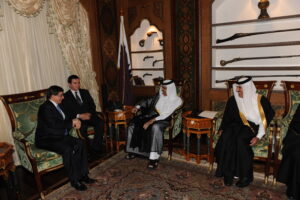 سمو الأمير الشيخ حمد بن خليفة آل ثاني يستقبل وزير خارجية الجمهورية التركية في الدوحة