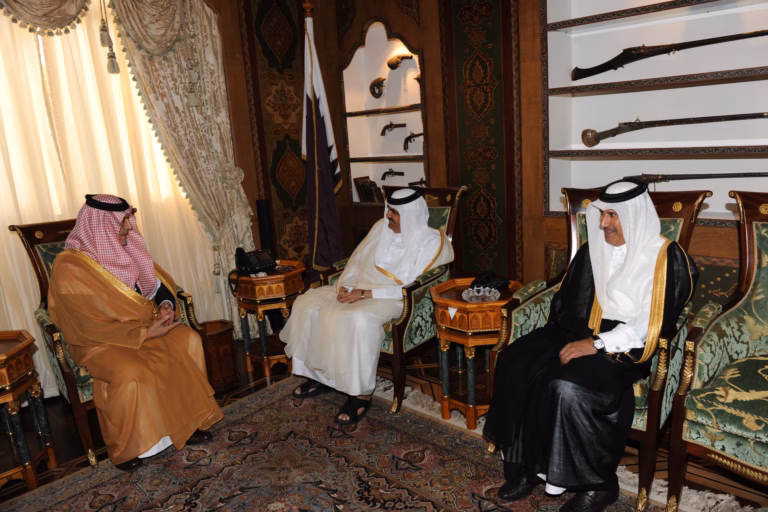 سمو الأمير الشيخ حمد بن خليفة آل ثاني يستقبل وزير خارجية المملكة العربية السعودية في الدوحة