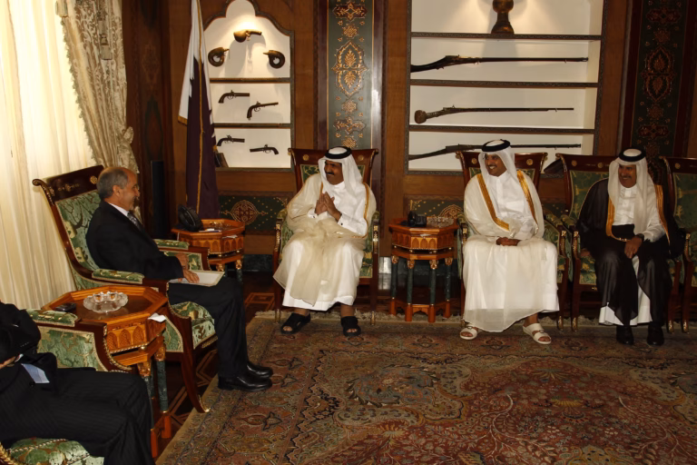 سمو الأمير الشيخ حمد بن خليفة آل ثاني يستقبل رئيس المجلس الوطني الانتقالي الليبي في الدوحة